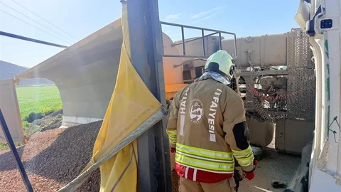 Kırıkhan'da Hafriyat Kamyonu Devrildi