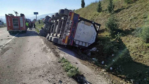 Bilecik’te Devrilen Tırda Sürücü Yaralandı