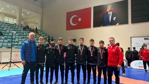 Denizli'den İki Şampiyon Güreşçi