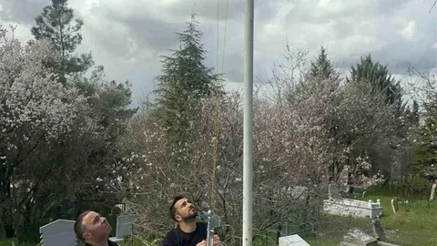 Elazığ'da Şehitlikte Bayrak Değişimi Yapıldı