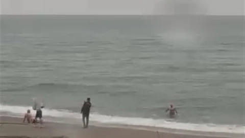 Akçakoca'da Soğuk Hava ve Yağmura Rağmen Denize Girildi