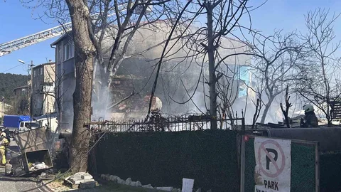 Ümraniye'de Hurdalıkta Yangın Çıktı