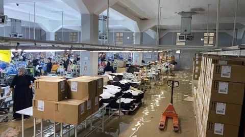 Şanlıurfa'da Sağanak Yağış Fabrikayı Suya Gömüldü