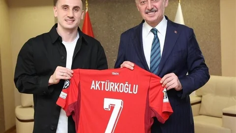 Kerem Aktürkoğlu'ndan Forma Hediyesi
