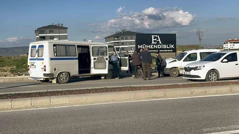 Eskişehir'de Ters Yöne Giren Minibüs Kazası
