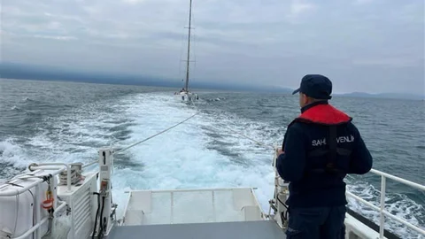 Kuşadası'nda Motoru Bozulan Tekne Kurtarıldı