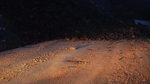 Mezitli Zeybekler Yolunda Toprak Kayması! Ulaşım Durdu