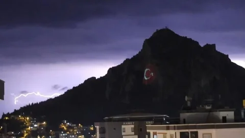 Adana'da Kozan Kalesi'nde Şimşekler Işık Saçtı