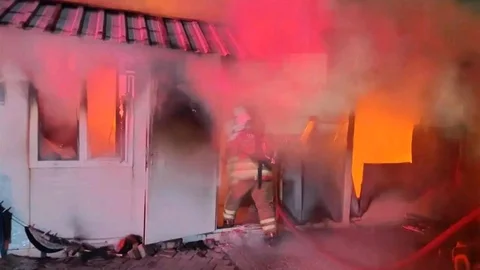 Depremzedelerin Konteyneri Yandı