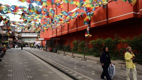 Adana'da Renkli Şemsiyeler Zarar Gördü