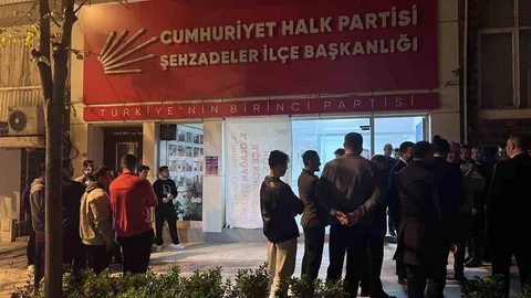 Manisa'da CHP Binasına Saldırı
