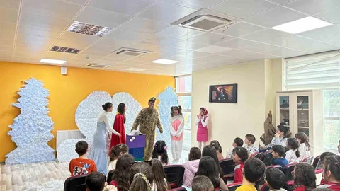 Gönüllü Gençler Çocuklara Tiyatro Şöleni Düzenledi