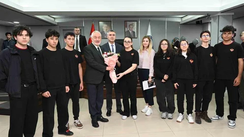 Isparta'da Öğrenciler Belediye Meclisi'ni Ziyaret Etti