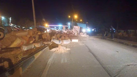 Isparta'da Tır Devrildi, Sürücü Yaralandı