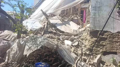 Antalya'da Kerpiç Ev Çöktü
