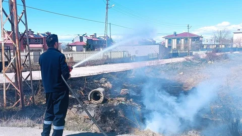 Van'da Anız Yangını Kontrol Altına Alındı