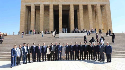 Edremit Belediyesi Anıtkabir'de Törende Bulundu