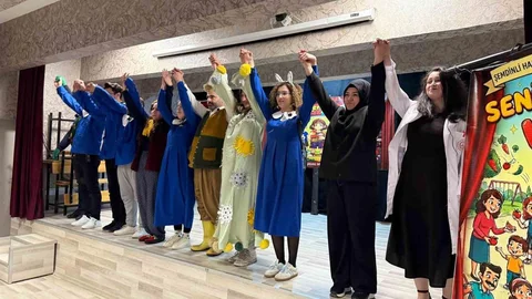 Minik Kalplere Tiyatro Sevinci