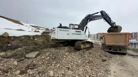 Yüksekova'da Heyelan Çalışmaları Devam Ediyor