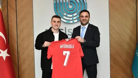 Kerem Aktürkoğlu'ndan Başkan Özlü'ye Hediye Forması