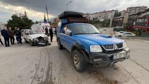 Kamyonet ile Otomobil Çarpıştı: 1 Yaralı