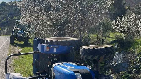 Balıkesir'de Traktör Devrildi