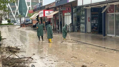 Kadirli'de Sel Sonrası Temizlik Başladı