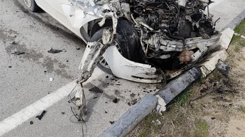 Isparta'da Kamyonete Çarpan Otomobil Hurdaya Döndü