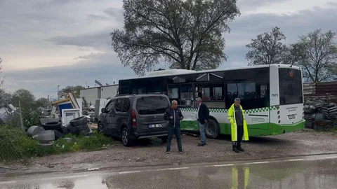 Bursa'da Otobüs ve Kamyon Çarpıştı