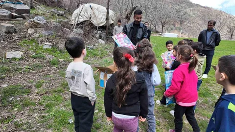 Hayırsever Polisten Öğrencilere Destek