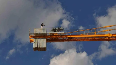 Maaşını Alamadığı İçin Vincin Tepesine Çıktı