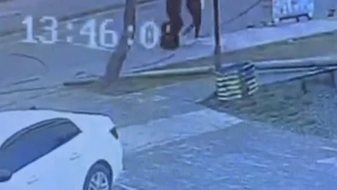 Tatvan'da Tehlikeli Telefon Direği Düşüşü