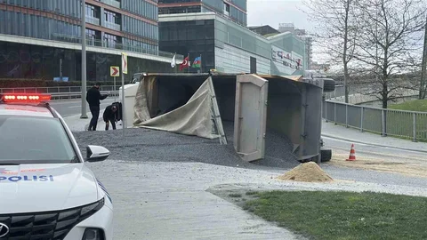 Sarıyer'de Hafriyat Kamyonu Devrildi