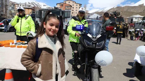 Hakkari'de Polis Haftası Etkinliği İlgi Gördü