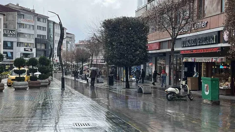 Bolu'da Yağmur ve Fırtına Etkili Oldu