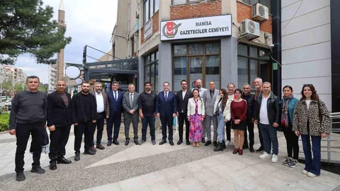 Yerel Yöneticilerden Manisa'da Gazetecilere Destek