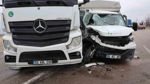 Tır ile Kamyonet Çarpıştı, 2 Yaralı