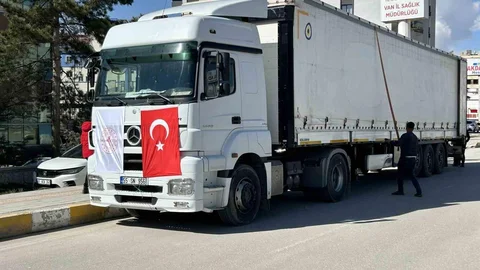Van'dan İran'a Yardım Tırı Gönderildi