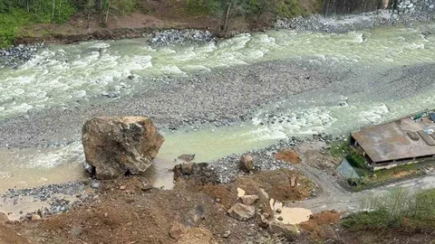 Ardeşen'de Kayaların Düşmesi Olasılığı