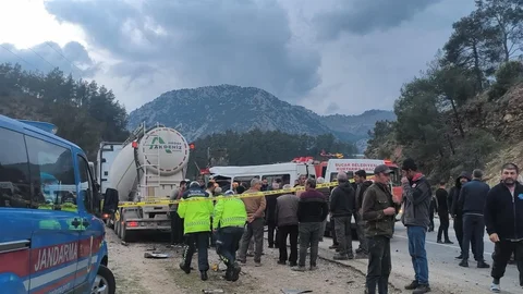 Antalya'da Minibüs ve Beton Mikseri Çarpıştı