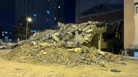 Küçükçekmece'de Kentsel Dönüşümde Bina Yıkıldı