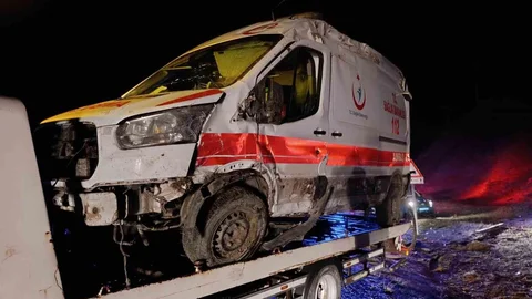 Muş’ta Ambulans Devrildi
