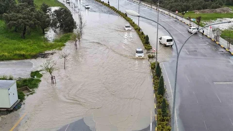 Hatay'da Yol Göle Döndü
