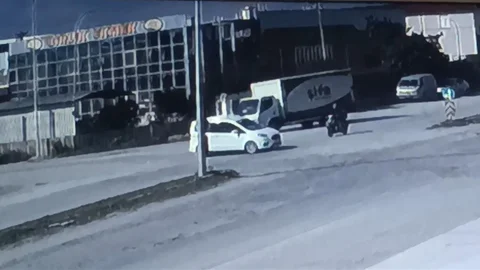 Motosiklet ve Ticari Araç Çarpıştı