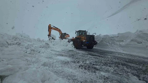 Bahçesaray Yolunda Kar Çalışmaları Devam Ediyor