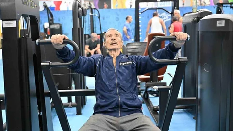 Antalya'da 86 Yaşındaki Süper Dede Spor Tutkusuyla Gençlere İlham Veriyor