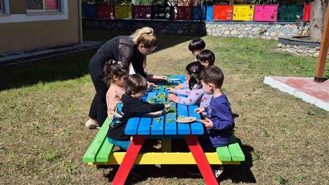 Kuşadası'nda Miniklere Eğitim Desteği