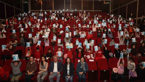 Minikler "Kızıl Kaptan" ile Hayal Dünyasına Girdi