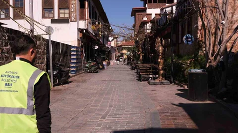 Antalya Kaleiçi'nde Kanalizasyon Temizliği Yapıldı