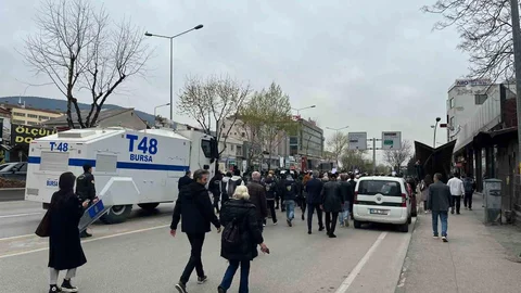 Bursa'da CHP'liler Yolu Kapatınca Polis Müdahale Etti